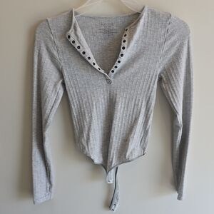 Ribbed Long-Sleeve Henley Wrap Bodysuit - Light Gray